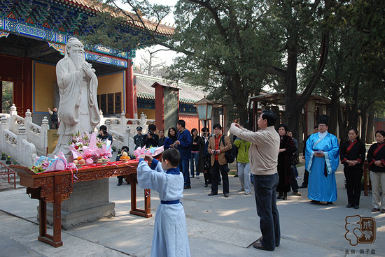 Worship in Confucius Temple