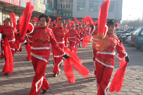 Chinese Dances on the Street