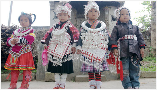 The kids wore national costume to celebrate the sister rice festival.