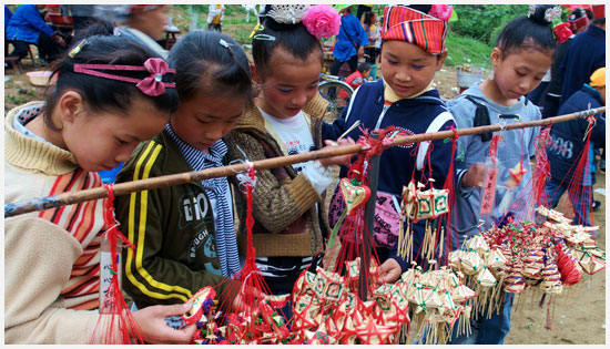 Some Kids Chose their favorite handicraft articles in a temporary fair.