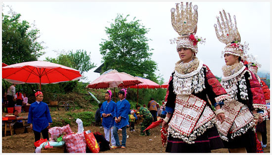 The girls wore glittering silver ornaments to participate in the festival.