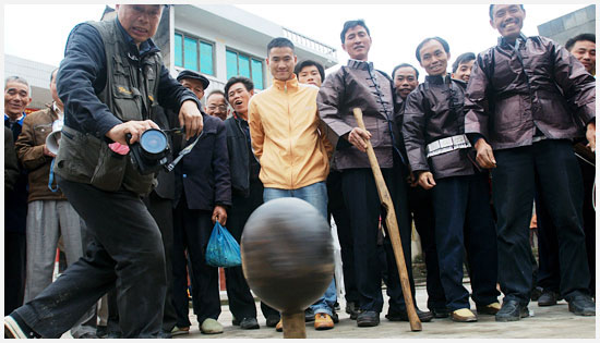 Like fishing contest, spinning top is very popular with people on the festival.